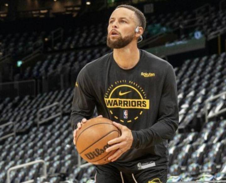  库里膝盖恢复顺利，勇士球迷期待月底回归。 体育新闻