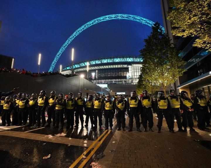 英国政府严打无票入场,足球场闯入行为正式入刑;违者面临严厉处罚。 体育新闻