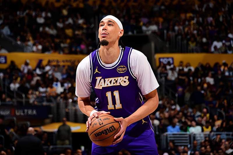  防守坚盾与篮下突袭：贾克森·海斯重塑替补内线攻防哲学 体育新闻