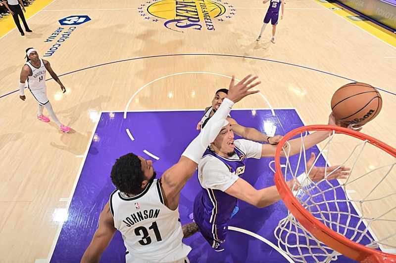  防守坚盾与篮下突袭：贾克森·海斯重塑替补内线攻防哲学 体育新闻