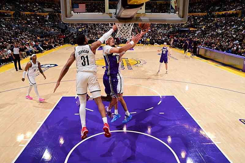  防守坚盾与篮下突袭：贾克森·海斯重塑替补内线攻防哲学 体育新闻