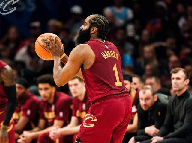  【技术流】骑士双塔缺阵催生战术裂变：哈登喂球体系的全景解构 体育新闻