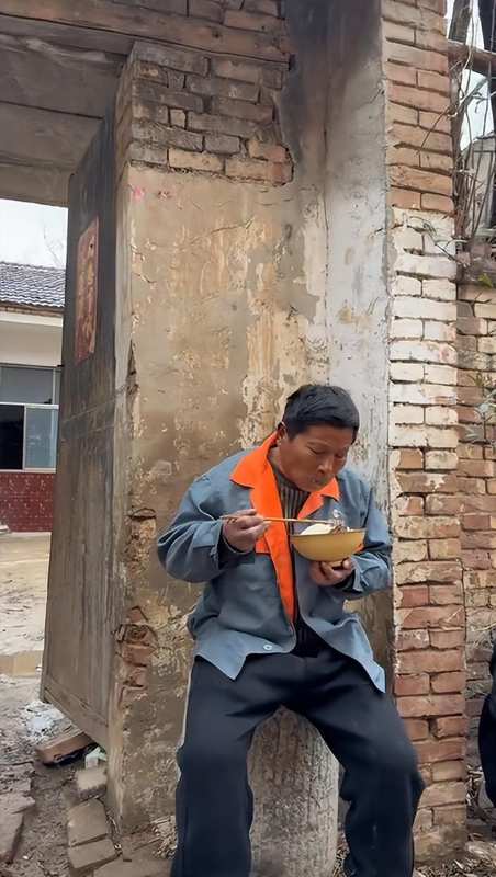  当八个孩子只能分一碗豆豉：那个眼神空洞的大儿子，戳中多少人的泪点 情感心理