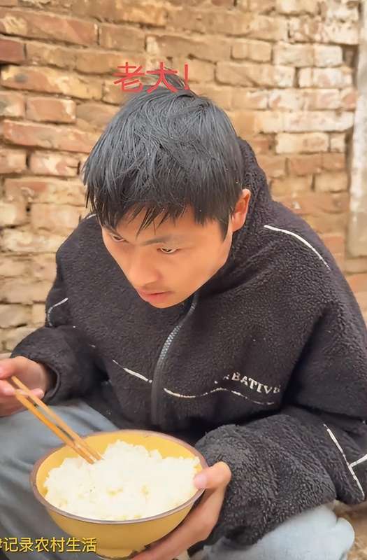  当八个孩子只能分一碗豆豉：那个眼神空洞的大儿子，戳中多少人的泪点 情感心理