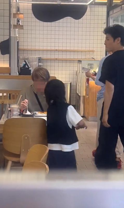 明星接地气现象深度剖析:从蔡少芬茶餐厅偶遇看公众人物的日常真实 娱乐新闻